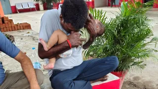 सौतेली बेटी को थाने में रोता देख उसके तीन माह के बच्चे को सीने में लगाकर भावुक हो उठा पिता।