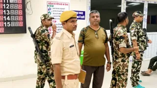 सदर अस्पताल में मृतक के परिजन के आने का इंतजार करते पुलिस अधिकारी एवं कर्मी। फोटो सौ. पुलिस