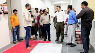 कैनवास पर 108 मीटर लंबी पेंटिंग की शुरुआती स्केच का मुआयना करते डीएम आनंद शर्मा। फोटो: जागरण