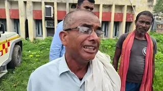 पोस्टमार्टम कक्ष के पास विलाप करते पिता। जागरण
