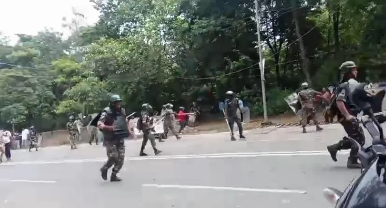 police ne kiya lathicharge