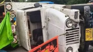पिकअप पलटने से 12 लोग हुए घायल।