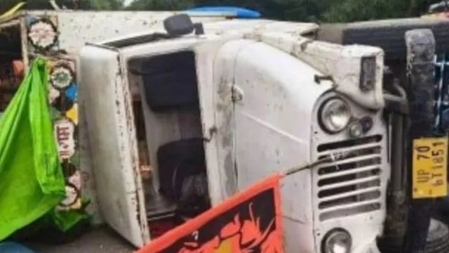 प्रतापगढ़ में जलाभिषेक कर लौट रहे कांवड़ियों की पलटी पिकअप, 12 घायल; 3 की हालत गंभीर
