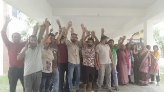करखियांव एग्रो पार्क की जर्जर सड़क बनी मुसीबत, फैक्ट्री बंद होने पर मजदूरों का प्रदर्शन।