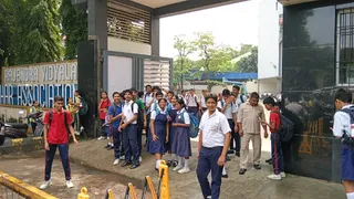 जमशेदपुर में जिला प्रशासन की ओर से छुट़टी की घोषणा के बाद राजेंद्र विद्यालय के बाहर अभिभावकों का इंतजार करते छात्र।