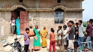 घटना की सूचना पर जुटी स्थानीय लोगों की भीड़। जागरण