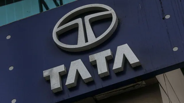 टाटा समूह के 'त्रिमूर्ति' शेयरों में तेजी, कमजोर बाजार में भागे TITAN, TATA STEEL और TMPV; जानिए टारगेट
