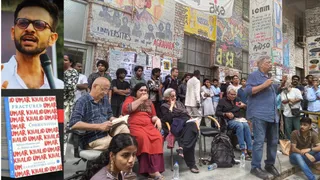 जेएनयू में उमर खालिद की किताब को लेकर चर्चा करते छात्र व शिक्षक। सौ. जेएनयूएसयू