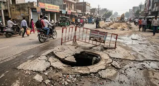 हसनपुर में सीवर लाइन बनी आफत, टूटे मैनहोल से बढ़ रहा हादसों का खतरा। (एआई जेनरेटेड इमेज)