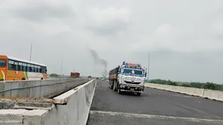 नवदिया झादा में सिक्सलेन फ्लाईओवर से निकलते बस और ट्रक। जागरण