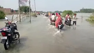 जलालाबाद-विधूना सौरिक स्टेट हाईवे पर चौरा गांव में चलता बाढ़ का पानी। जागरण