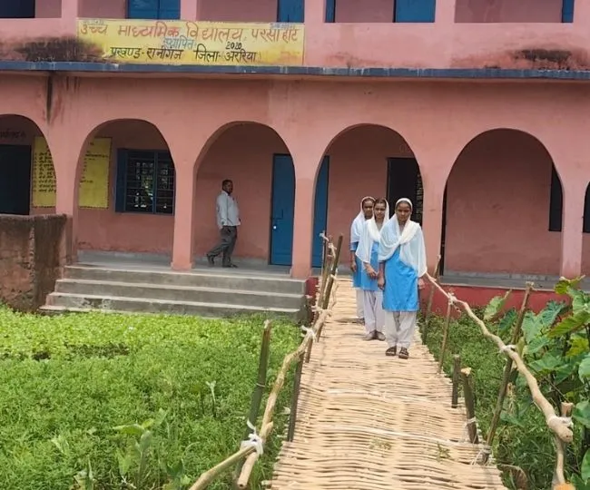Araria Students Brave 7 Ft Water on Bamboo Bridge to School (1)