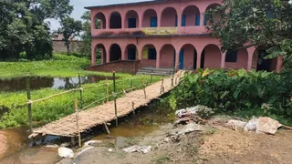 रानीगंज के उच्च माध्यमिक विद्यालय परसाहाट में सड़क, शौचालय और पेयजल का अभाव; शिक्षकों के सहयोग से बनती है चचरी