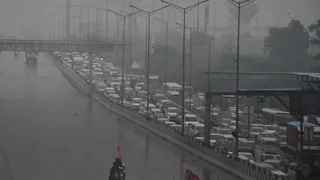 कांवड़ यात्रा और बारिश के कारण वाहन चालक चार घंटे तक भीषण जाम में फंसे रहे।