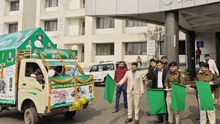 प्रचार वाहन को हरी झंडी दिखाते धनबाद के उपायुक्त आदित्य रंजन। (फाइल फोटो)
