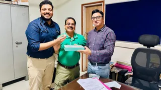 सोमवार देर रात में शासन से उनकी नियुक्ति पत्र आने के बाद नोएडा जिला अस्पताल में उन्हें बधाई देने का सिलसिला शुरू हो गया।