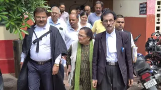 सुनवाई के बाद न्यायालय से बाहर आतीं पूर्व विधायक लुईस खुर्शीद।