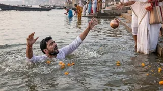 मां की अस्थियां विसर्जित करने गए बेटे की गंगा में डूबने से मौत (AI Generated Image)
