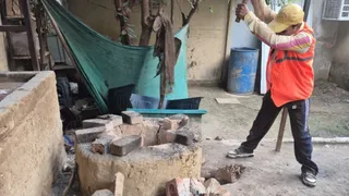 आवास विकास कॉलोनी में चूल्हे की रोटी खिलाने वाले ग्रामीण स्वाद की भट्ठी तोड़ता नगर निगम कर्मचारी।