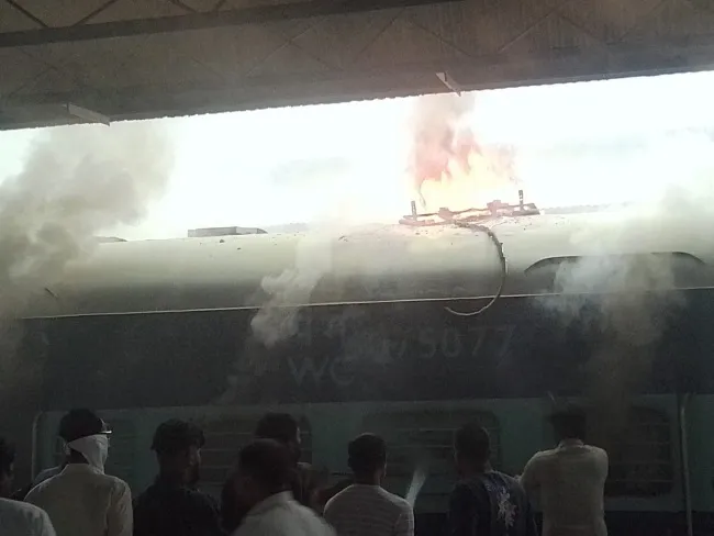 जबलपुर स्टेशन पर रेलवे के GM कोच में लगी आग, OHE तक उठी लपटें; मचा हड़कंप - jabalpur fire engulfs railway gm coach at main station