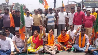झारखंड बंद के दौरान निरसा में जीटी रोड पर समर्थकों के साथ धरना देतीं पूर्व विधायक अर्पणा सेनगुप्ता। (फोटो जागरण)