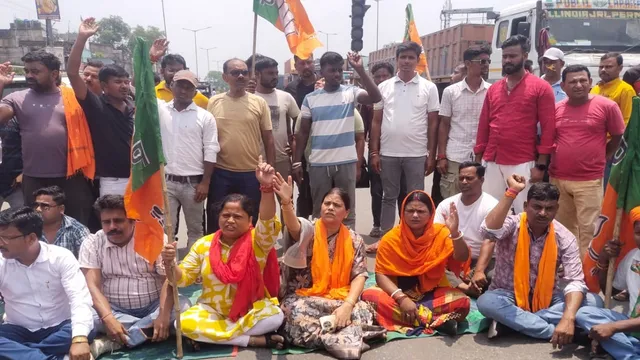 नैतिकता के आधार पर CM Hemant Soren दें इस्तीफा, पूर्व विधायक अर्पणा ने GT Road जाम कर झारखंड सरकार पर बोला हमला
