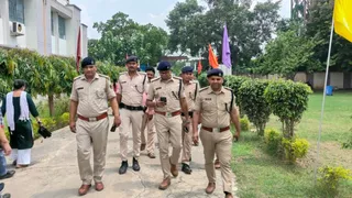 स्कूल में जांच के लिए पहुंचे पुलिस अधिकारी। जागरण