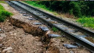 तलाड़ा के पास ट्रैक क्षतिग्रस्त होने से कांगड़ा घाटी रेल सेवा बाधित हो गई है। जागरण