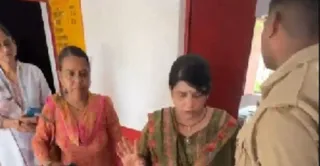 विद्यालय में मौजूद प्रधानाध्यपिका सत्यवती (दाएं)। वीडियो ग्रैब।