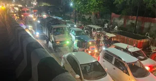 जाजमऊ में लगा जाम, रेंगते रहे वाहन।