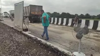 एक्सप्रेस-वे पर पैचवर्क को पंखे से सुखाया। (सौजन्य- इंटरनेट मीडिया)