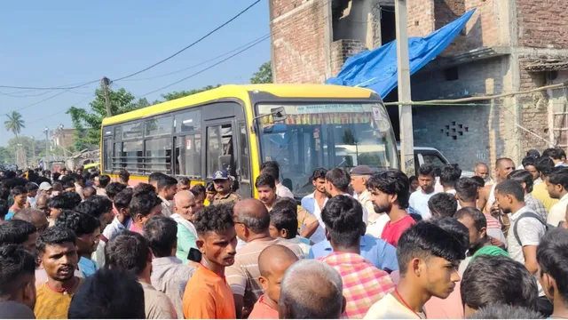 मधेपुरा : आलमनगर में स्कूल बस ने बाइक सवार युवक को रौंदा, मौके पर ही मौत; आक्रोशित लोगों ने बस में की तोड़फोड़
