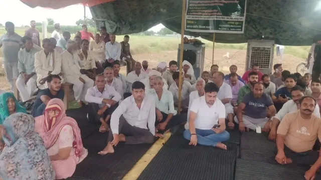 सात प्रतिशत प्लॉट और 64.7% मुआवजे की मांग, जेवर में यमुना प्राधिकरण के खिलाफ किसानों का धरना जारी

