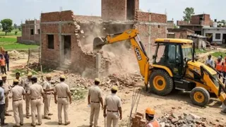 नोएडा एयरपोर्ट विस्तार क्षेत्र में अवैध निर्माण पर यमुना प्राधिकरण का शिकंजा। (एआई जेनेरेटेड इमेज।)