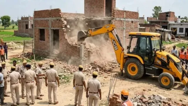 नोएडा एयरपोर्ट के पास अवैध निर्माण पर चलेगा बुलडोजर, YEIDA की चेतावनी से मची खलबली
