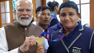 रविवार शाम को दिल्ली में मुलाकात के दौरान प्रधानमंत्री को अपना स्वर्ण पदक दिखाती रेवाड़ी की रहने वाली अंतरराष्ट्रीय पैरा खिलाड़ी शर्मिला। सौ. स्वयं