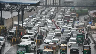 गाजीपुर के पास एनएच-नौ पर लंबा जाम लगा। फोटो- जागरण