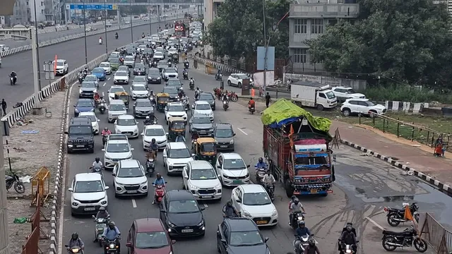 पूर्वी दिल्ली में कांवड़ यात्रा से NH-9 पर लगा लंबा ट्रैफिक जाम, गाजियाबाद से सराय काले खां तक थमे वाहन