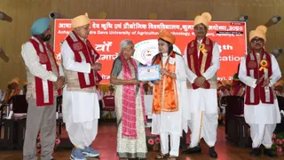 कृषि विश्वविद्यालय में आयोजित दीक्षा समारोह में मेधावी छात्रा को स्वर्ण पदक देती कुलाधिपति आनंदीबेन पटेल।