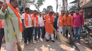 वाराणसी में विधायक नीलकंठ तिवारी ने सावन शिवरात्रि पर चलाया स्वच्छता अभियान।