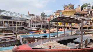 गंगा जलस्तर घटा, वाराणसी के नाविकों ने बड़ी नावों के संचालन की अनुमति मांगी।
