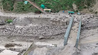 धौली गंगा का जल प्रभाव रोक कर बनी थी झील।