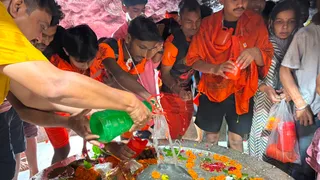 सावन की शिवरात्रि पर उमड़े श्रद्धालु।