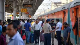 स्वतंत्रता दिवस के चलते स्टेशनों पर सुरक्षा जांच में देरी होगी। सांकेतिक तस्वीर सौ.- AI Generated