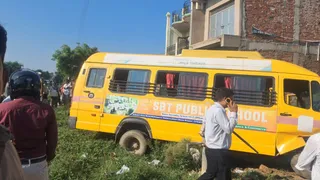 दुर्घटनाग्रस्त स्कूल की बस।