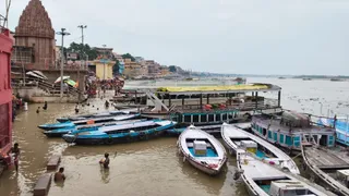वाराणसी में गंगा का जलस्तर घटा पर बाढ़ का खतरा बरकरार, नौका संचालन ठप।