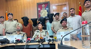 हथियारों के साथ पकड़े गए बदमाशों के बारे में जानकारी देते चंडीगढ़ पुलिस के अधिकारी।