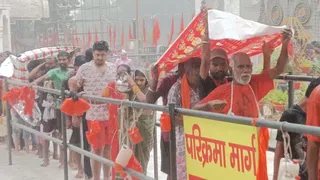 बरसात के बीच सावन की शिवरात्रि पर कांवड़ियों का उत्साह।