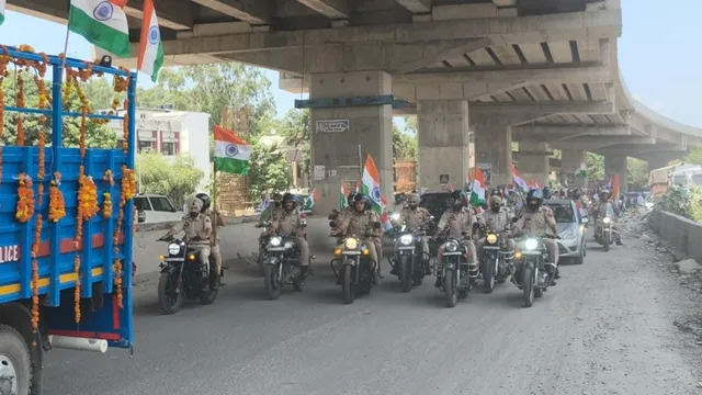 देशभक्ति के रंग में रंगा जम्मू, पुलिस जवानों की तिरंगा बाइक रैली ने खींचा ध्यान, शहर में गूंजा एकता का संदेश
