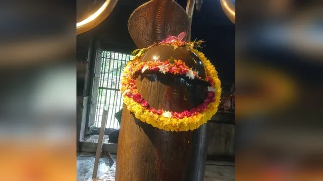 जम्मू: इस 200 साल पुराने मंदिर में विराजते अभिमुक्तेश्वर महादेव, उत्तर की ओर बहती देविका, 880 किलो का घंटा है खास